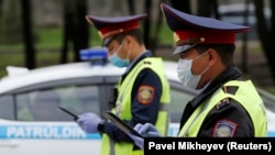Казакстандагы полиция кызматкерлери. Алматы. 14-апрель, 2020-жыл.