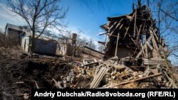 Ілюстраційне фото. Зруйнована артобстрілами хата у селі Водяне біля Маріуполя, березень 2018 року
