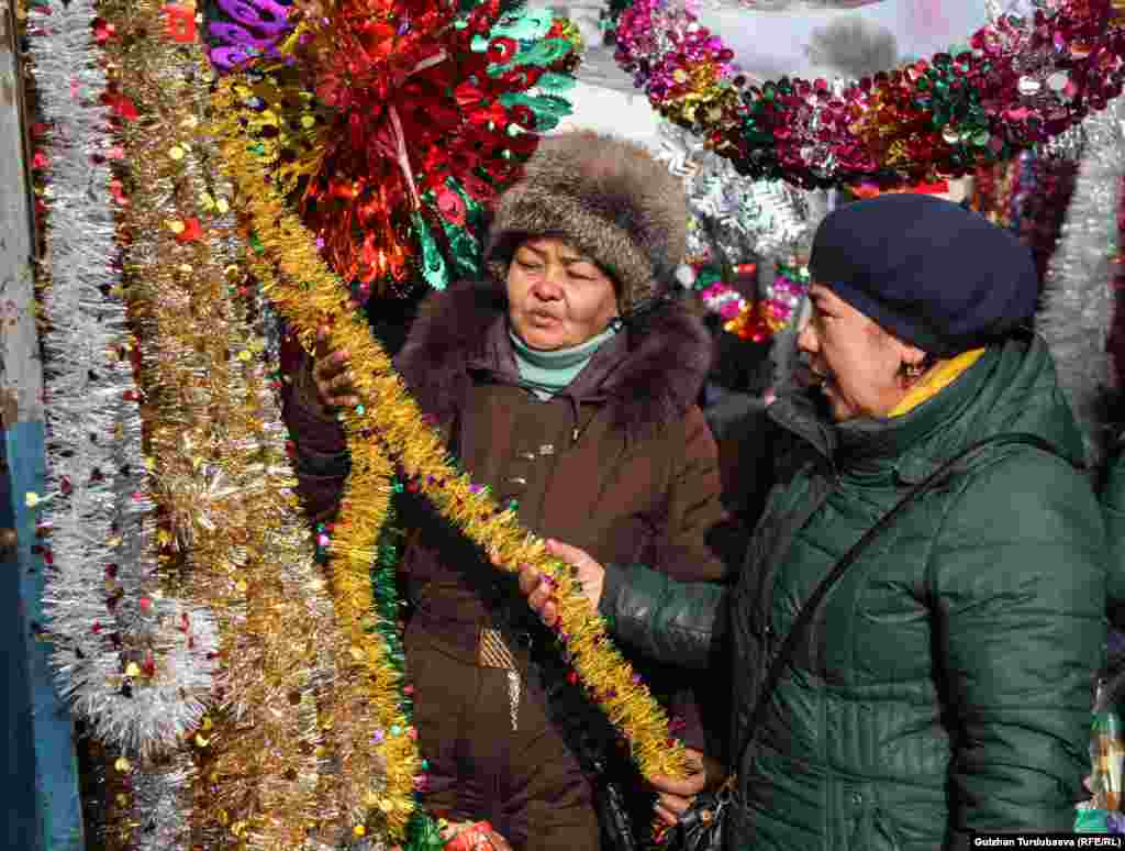 Астрологдор доңуз жылын сары түс менен тосуш керек дешет.&nbsp;