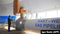 Президент Туркменистана Гурбангулы Бердымухамедов на открытии ветки газопровода. 23 декабря 2015 года.
