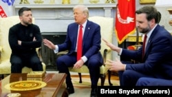 Президент Украины Владимир Зеленский (слева), президент США Дональд Трамп (в центре) и вице-президент США Джей Ди Вэнс. Вашингтон, 28 февраля 2025 года