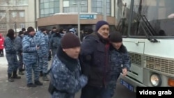 Задержания людей, которые потребовали объяснений в связи со смертью Дулата Агадила. Нур-Султан, 25 февраля 2020 года.