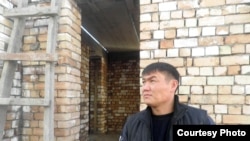 Тимур Калдосов үйүн кайра куруп алды, Эрнист Нурматов тарткан сүрөт.