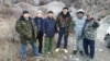 (Оңдон солго) катарда биринчи турган шектүү Мелис Калыков, катарда үчүнчү турган маркум прокурор Анарбай Мамажакыпов. Сүрөт Интернеттен алынды.