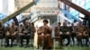 علی خامنه‌ای، رهبر جمهوری اسلامی، در کنار فرماندهان نظامی در نمایشگاه هوافضای سپاه پاسداران، ۱۴۰۲