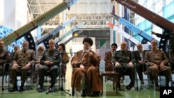 علی خامنه‌ای، رهبر جمهوری اسلامی، در کنار فرماندهان نظامی در نمایشگاه هوافضای سپاه پاسداران، ۱۴۰۲