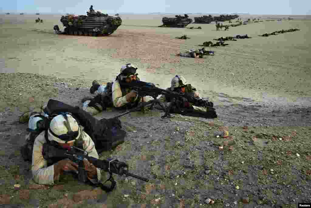 Američki marinci na posljednjim pripremama sjeverno od Kuvajta na granici sa Irakom, 18. mart 2003. Foto: REUTERS / Damir Šagolj