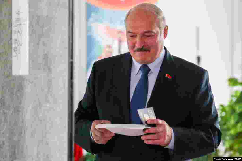 Беларустун учурдагы президенти Александр Лукашенко шайлоодо добуш бергенден кийин журналисттер менен маектешти. «Мыйзамды бузуп эч ким эч кандай репрессия кылган жок жана кылбайт. Мыйзамды сактагыла. Мыйзам, бир гана мыйзам!» деп айтканын БелТА агенттиги жазды.