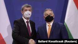 Венгр өкмөт башчысы Виктор Орбан чех кесиптеши Андрей Бабиш менен кол кысышууда. Будапешт. 2021-жылдын 5-февралы.