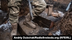 Український солдат в окопі на передовій позиції української армії під Золотим-4, Луганська область, лютий 2020 року