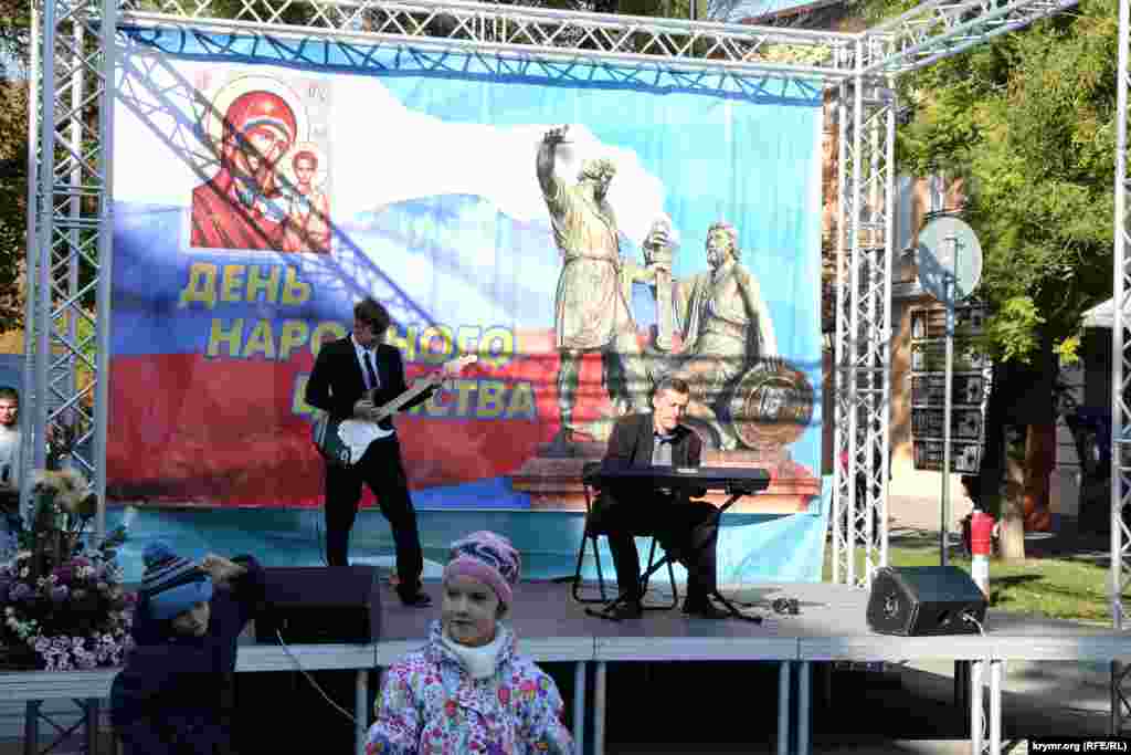 В рамках празднования Дня народного единства в Симферополе прошли молебен, благотворительная ярмарка и концерт.