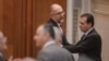 Liderii Coaliției trebuie să ajungă la un acord în Parlament pentru conducerea TVR, a Radioului Public și a agenției Agerpres. Kelemen Hunor, președintele UDMR, discută în Parlament cu Ludovic Orban, președintele PNL, 2021. 