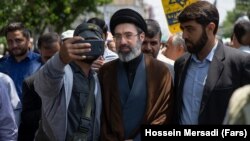 مخالفان حکومت در ایران بارها در اعتراضات مختلف، با شعار «مجتبی بمیری، رهبری‌ رو نبینی» با رهبری احتمالی پسر علی خامنه‌ای ابراز مخالفت کرده‌اند