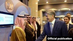 Атамбаев Сауд Арабиянын расмий өкүлдөрү менен жолугушууда. 4-декабрь, Эр-Рияд. 