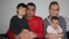 Кыргызстандын жараны Ольга Ладанова күйөөсү Мохаммед Зинзан, уулдары Руслан жана Раян менен. 
