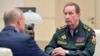 Керівник Росгвардії Володимир Золотов (п) спілкується з російським лідером Володимиром Путіним, архівне фото, 2020 рік