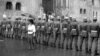 Cordon de milițieni, recent redenumiți polițiști, blocând accesul în Piața Universității în fața intrării Institutului de Arhitectură, în ajunul venirii minerilor la București, 13 iunie 1990. Foto: Rompres. 