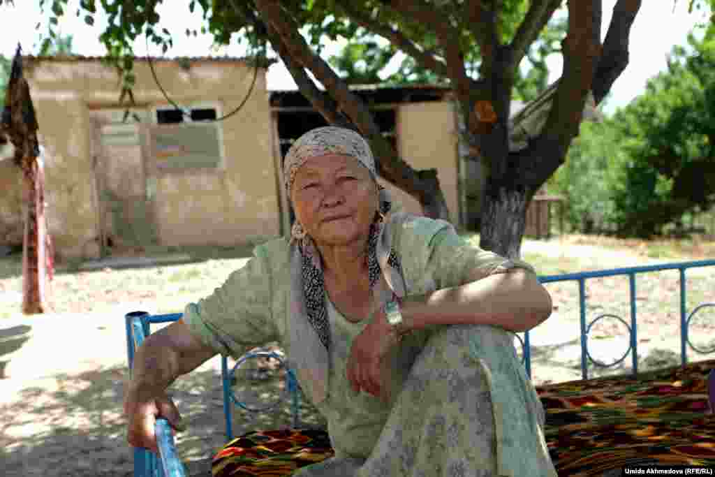 Зурия-апай родилась в этом селе и живет здесь всю свою жизнь. У нее была сестра-близнец, которая ушла из жизни в младенчестве. Родители назвали девочек при рождении Фатимой и Зухрой (Зуриёй), в соответствии с местными традициями. Традиции эти имеют религиозные корни: по исламу дочь пророка Мухаммеда Фатима носила эпитет «зухра», что значит «подобная цветку», поэтому исповедующие ислам часто называют девочек-близняшек именами Зухра и Фатима.
