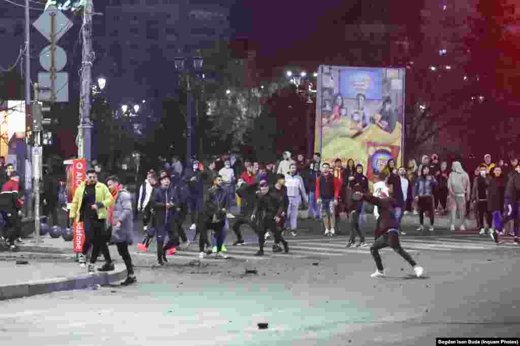 Câteva mii de persoane au participat la protestul din București. Ei au plecat inițial din Piața Victoriei către Universitate, via Ștefan cel Mare și Calea Moșilor, iar la final s-au întors în fața Guvernului.