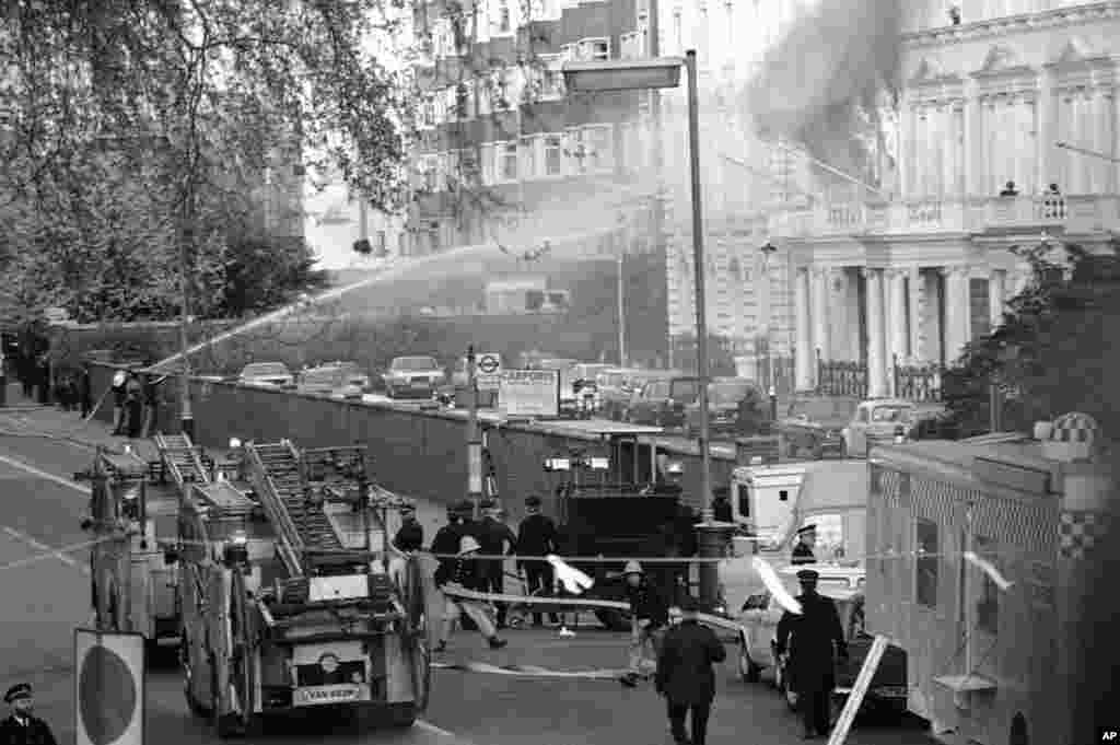 Полум&#39;я та дим у посольстві після вибухів сколихнули будівлю. На рятувальну операцію пішло 11 хвилин. П&rsquo;ятеро з шести терористів були вбиті після того, як командос SAS штурмували посольство