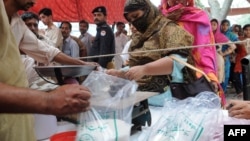 په پنجاب کې ښځې له حکومتي پلورنځي څخه چیني اخلي - د ارشیف انځور