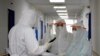 Medicinske sestre u hodniku na odjelu COVID-19 u sarajevskoj Opštoj bolnici 