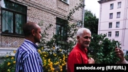 Алесь Бяляцкі пасьля ператрусу ў офісе "Вясны". Апошні здымак перад арыштам
