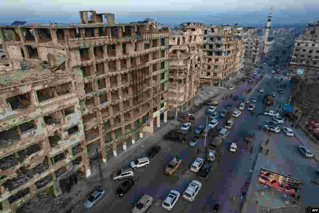 این تصویر نمای هوایی شهر حمص را در تاریخ یکشنبه ۱۸ آذر ۱۴۰۳ نشان می‌دهد. شورشیان شبانه وارد این شهر شدند و آن را تصرف کردند.