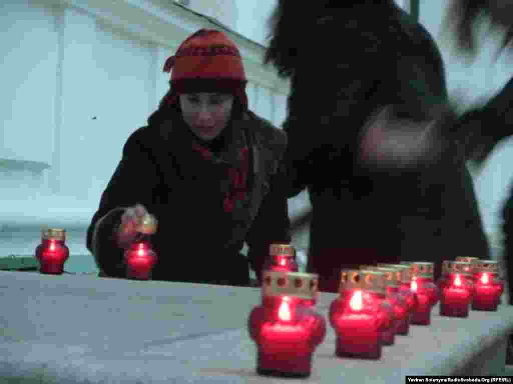 Учасники вечора пам'яті Катерини Білокур, що відбувся 6 грудня, запалили свічки на честь художниці