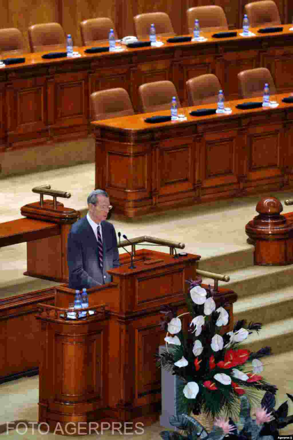 „Lumea de mâine nu poate exista fără morală, fără credință și fără memorie. Cinismul, interesul meschin și lașitatea nu trebuie să ne ocupe viața. (...) România are nevoie de o elită politică respectată și pricepută.” - Regele Mihai Pe 25 octombrie 2011, Majestatea Sa Regele Mihai I a ținut un discurs în Parlamentul României, cu ocazia împlinirii vârstei de 90 de ani. Regele Mihai a subliniat importanța integrității și onoarei în guvernare și rolul esențial al României în Europa. Discursul său a transmis un mesaj de speranță și a făcut apel la valorile democratice, stabilitate, și coeziune națională. În imagine, Regele Mihai citindu-și discursul în fața Parlamentului României.