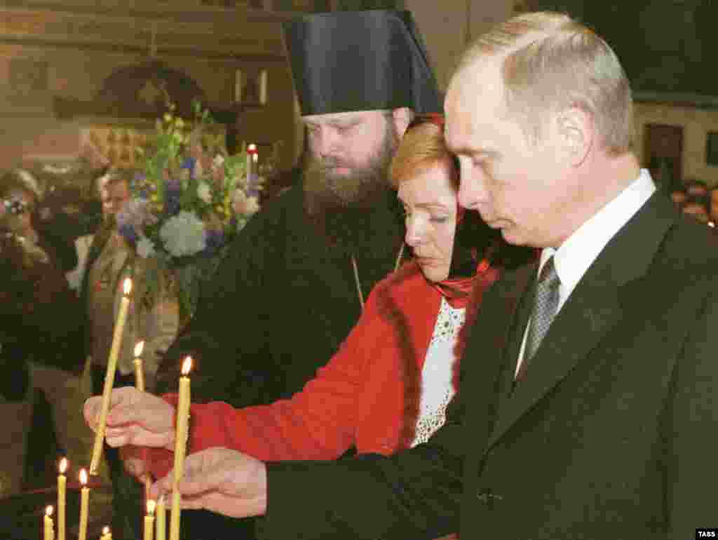 Putin și soția sa, Lyudmila, participă la o slujbă de pomenire pentru victimele atacurilor teroriste din 11 septembrie, la New York, în Statele Unite, pe 16 noiembrie 2001.