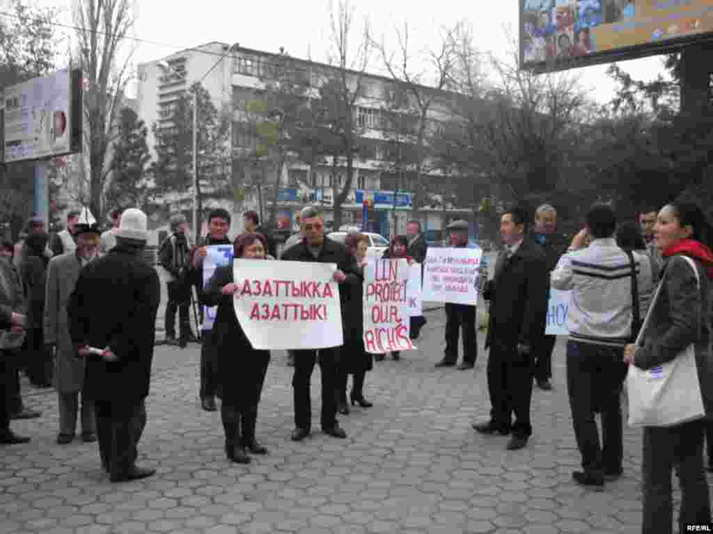 Алардын арасында “Азаттык” үналгысынын, "Stan Media" телекомпаниясынын, “Форум”, "Ачык саясат", "Назар", "Алиби" гезиттеринин жана башка аларга тилектеш маалымат каражаттарынын өкүлдөрү бар.