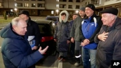 Орус президенти "Мариуполдун тургундары менен жолугуп жатканын көрсөтөт" деген видеодон алынган сүрөт. Орус мамлекеттик медиасы жарыялаган бул видеонун чын-бышыгын аныктоо мүмкүн боло элек.