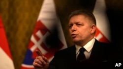 Таким чином вони протестували проти пропозиції Фіцо зробити сесію таємною на тій підставі, що він ділився конфіденційною інформацією