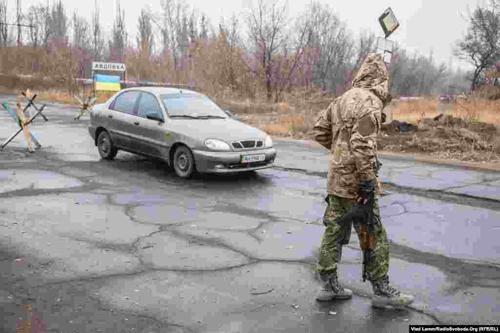 Боєць полку &nbsp;&laquo;Дніпро-1&raquo; на блокпості при в&#39;їзді в Авдіївку