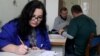 Лікарі «Карітас-Маріуполь» допомагають пенсіонерам з окупованих населених пунктів (рос.)
