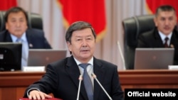 Премьер-министр Жантөрө Сатыбалдиев Жогорку Кеңеште ант берүүдө, 12-сентябрь, 2012.