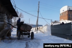 Жители села наполняют цистерну бардой. 26 февраля 2021 года.