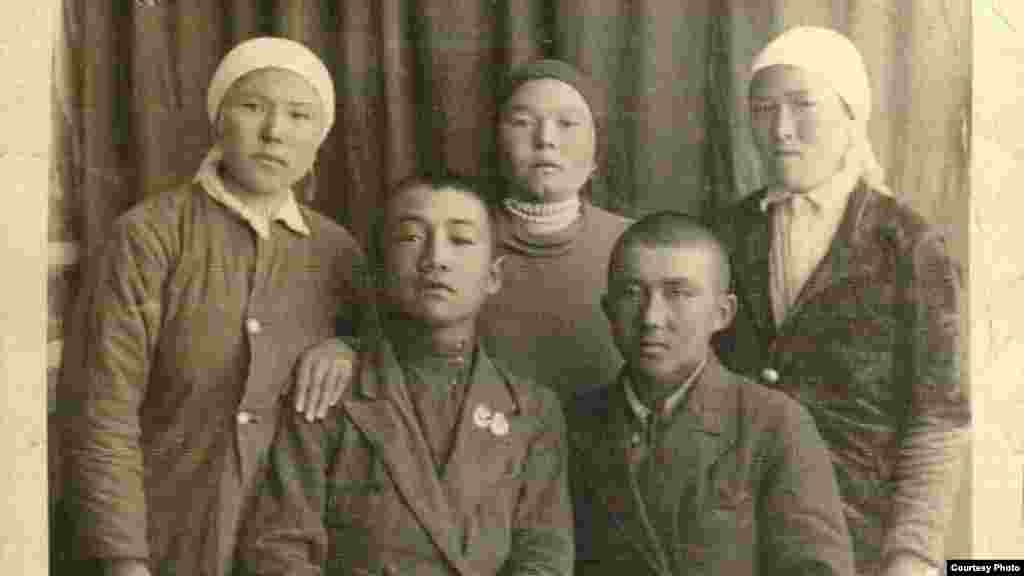 Калыбек Асранкуловду (биринчи катарда солдо) майданга узатаар алдында түшкөн сүрөт. Калыбек Асранкулов согуштан кайткан эмес, өлгөн жери да так белгисиз. 