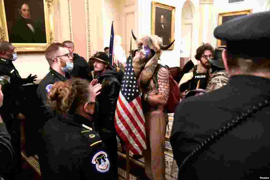 Policija se suočava sa pristalicama predsjednika SAD Donalda Trumpa dok demonstriraju na drugom katu američkog Kapitola u blizini ulaza u Senat nakon kršenja sigurnosne odbrane, u Washingtonu, SAD, 6. januara 2021. godine.