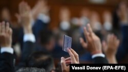 Депутати отхвърлиха предложението, направено от “Има такъв народ“, което беше едно от политическите им обещания, свързано с проведения през 2016 г. референдум, иницииран от лидера на партията и настоящ народен представител Слави Трифонов