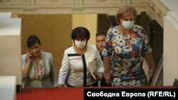 Преговорният екип на ГЕРБ включва депутатката Менда Стоянова, председателката на парламента Цвета Караянчева и шефката на парламентарната им група Даниела Дариткова