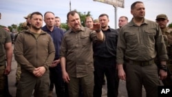 Президентът на Украйна Володимир Зеленски в засегнати от наводненията райони на Херсонска област