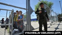 Кыргыз-өзбек чек арасынан өтүп жаткандар.