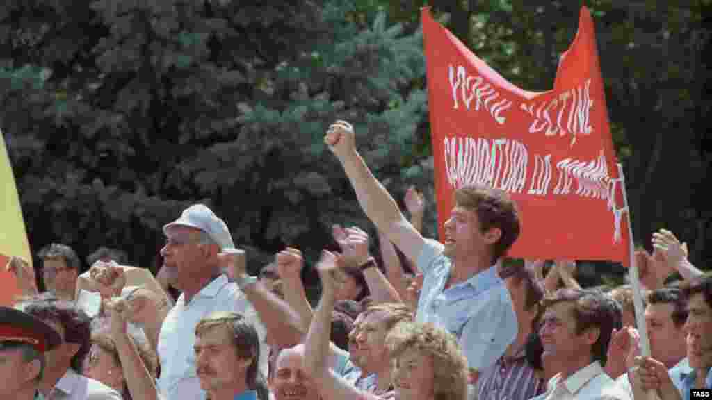 Miting koji je organizovao Narodni front Moldavije u junu 1989., tražeći da se moldavski prizna kao državni jezik.