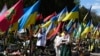 Роднини на загинати украински војници на молитва на нивните гробови, 20 април 2025