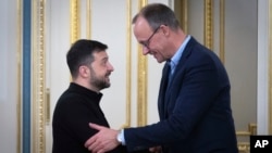 Președintele ucrainean Volodimir Zelenski (stânga) și președintele Partidului Creștin Democrat German (CDU), Friedrich Merz, la Kiev pe 9 decembrie 2024.