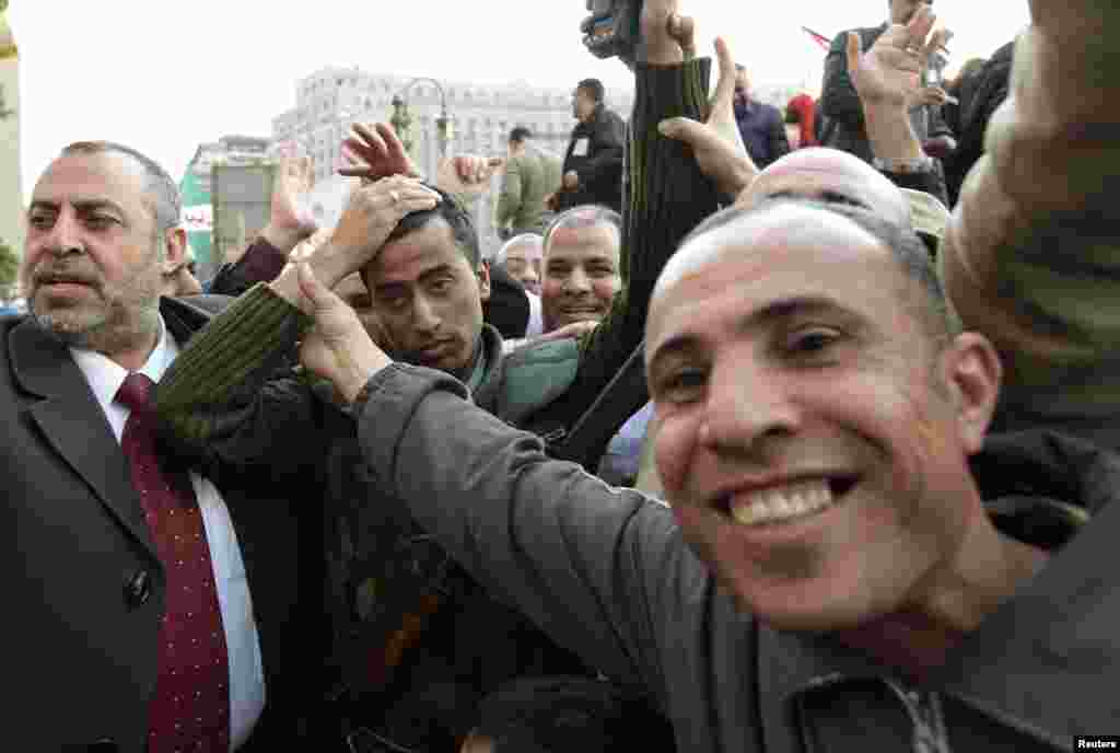 Təhrir Meydanında aksiyaçılar əsgəri qarşılayırlar. 10 fevral 2011