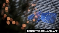 Zastave Evropske unije ispred zgrade Evropske komisije u Briselu, decembar 2020.