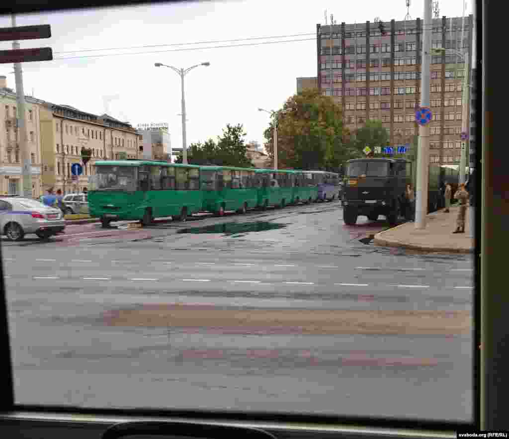 После полудня военная техника встала и на площади Мясникова в центре Минска. Люди жалуются на медленную работу интернета и проблемы с доступом к мессенджерам, VPN, TOR, Телеграм и Гугл 